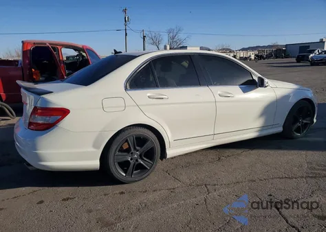 2011 Mercedes-Benz C 300 z USA, uszkodzony, nr VIN WDDGF5EB5BR162277